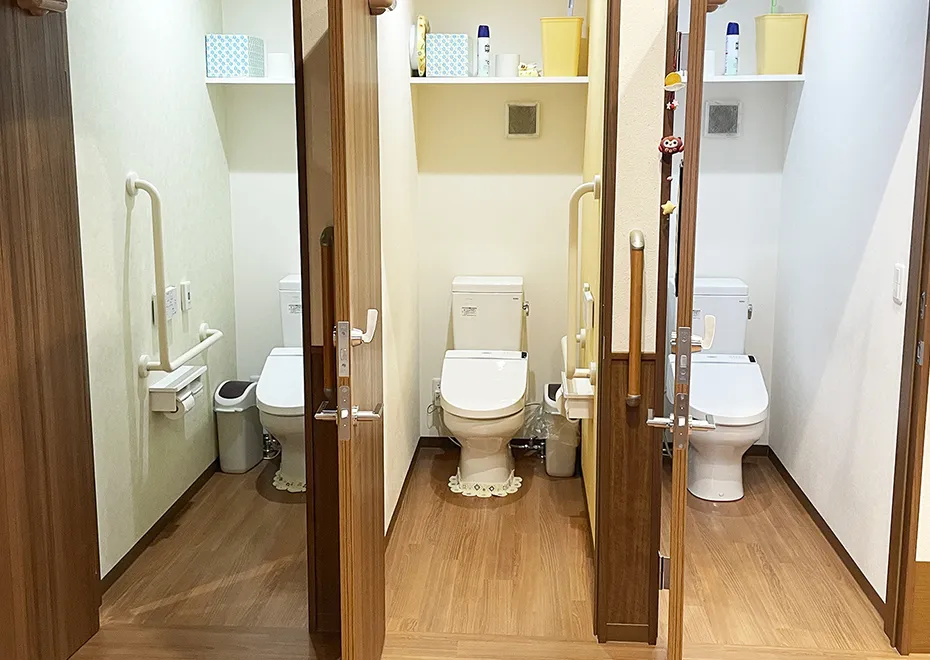 家庭用のトイレが3か所。手すりが、左右違い、ご自分に合わせて選べます。クロスにも工夫をしており、雰囲気が違います。